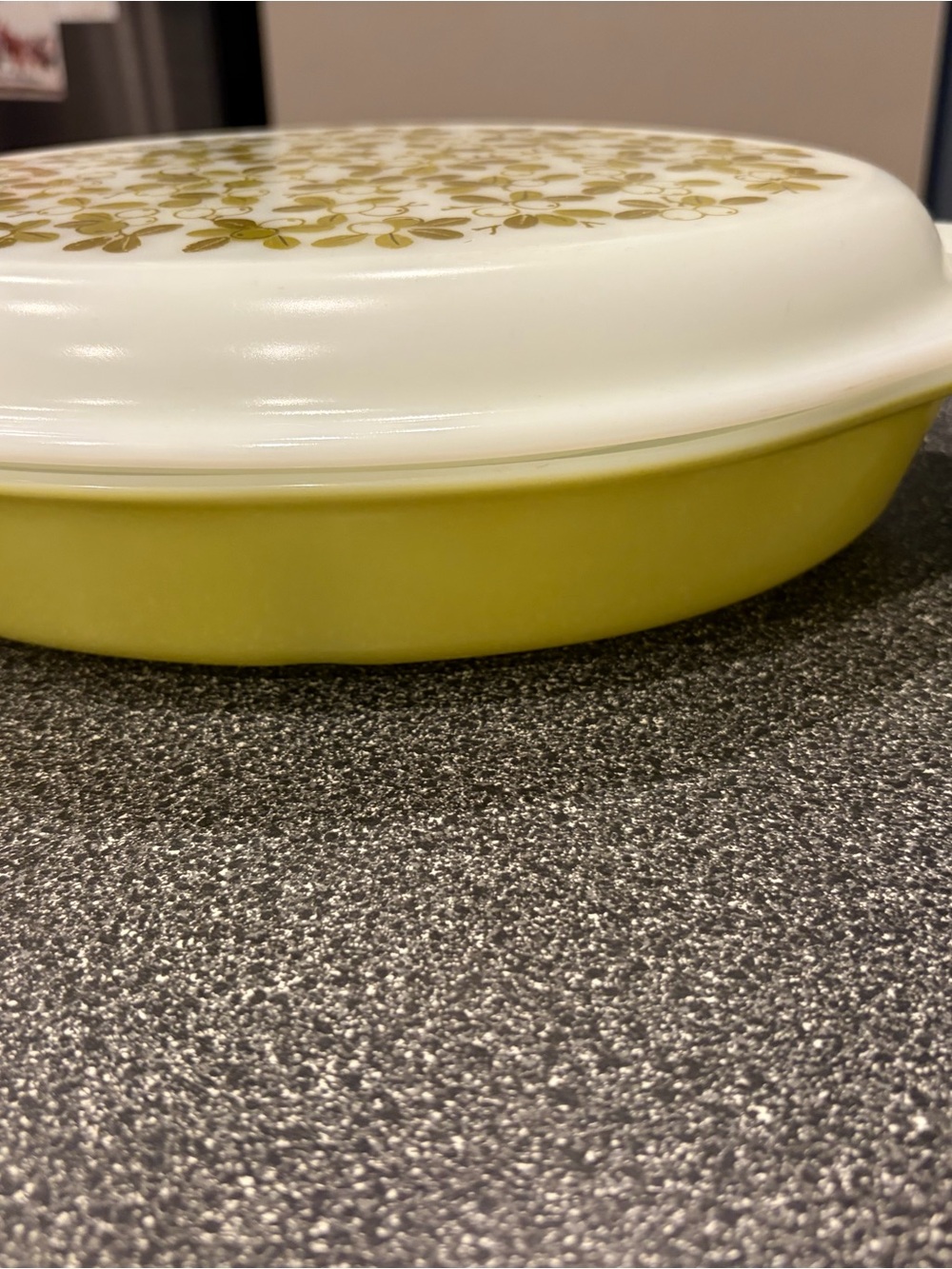 Pyrex Verde Green Olive 1.5 qt Covered divided Casserole dish